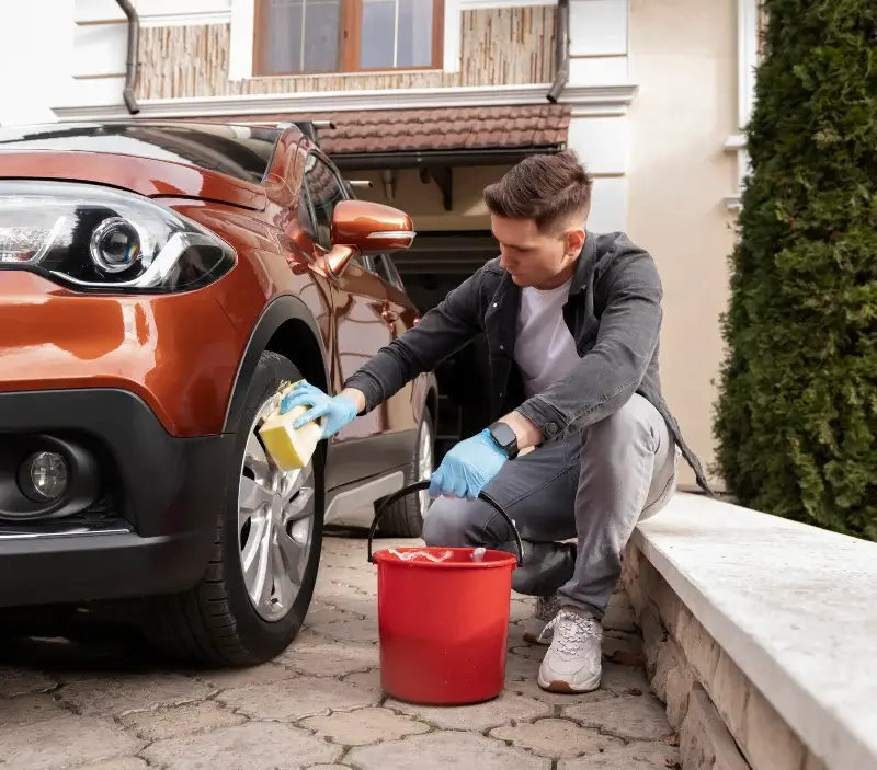 Lavage auto à domicile Monnet-la-Ville : professionnel intervenant sur un véhicule